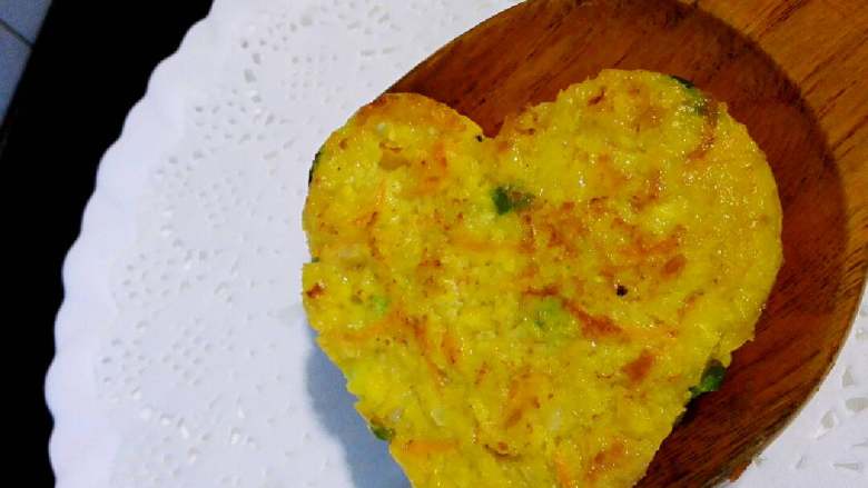 蔬菜玉米渣煎饼+#有个故事#,煎至双面金黄即可出锅