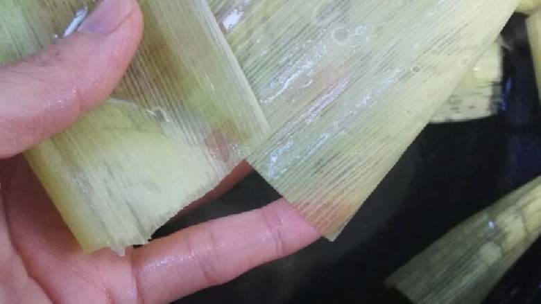 蔬菜玉米渣煎饼+#有个故事#,水果玉米的叶子不要丢哦,剪小洗净,