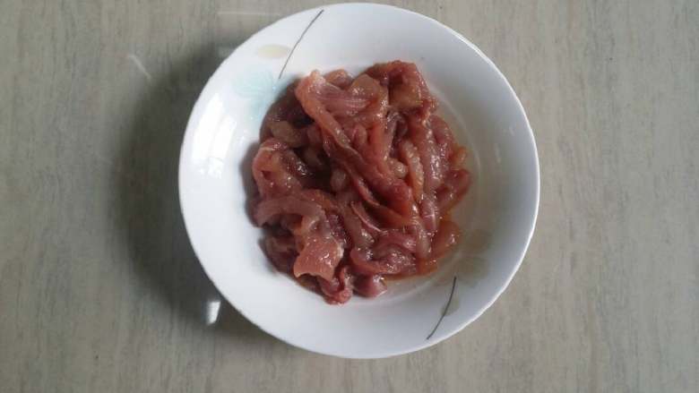 炒三丝菜,将<a style='color:red;display:inline-block;' href='/shicai/ 34494'>猪瘦肉</a>切丝，加少许花生油、生抽腌制。