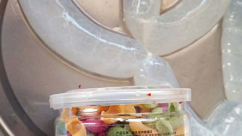 自制四川腊肠,把肠衣进行浸泡，然后用清水（内外）清洗干净