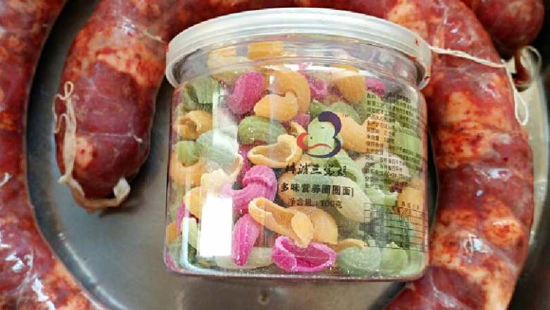 自制四川腊肠,把配好的猪肉放进肠衣内，装肠完毕