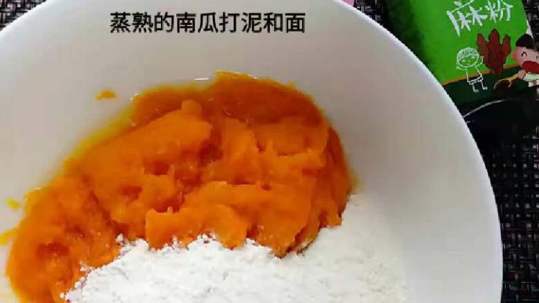 南瓜水饺～缤纷面片汤,南瓜蒸熟打泥和面