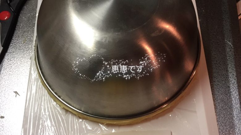 香蕉奶油蛋糕,叠平整用一个自己喜欢大小尺寸的盘子或模具罩着，慢慢沿边切去边边成圆形