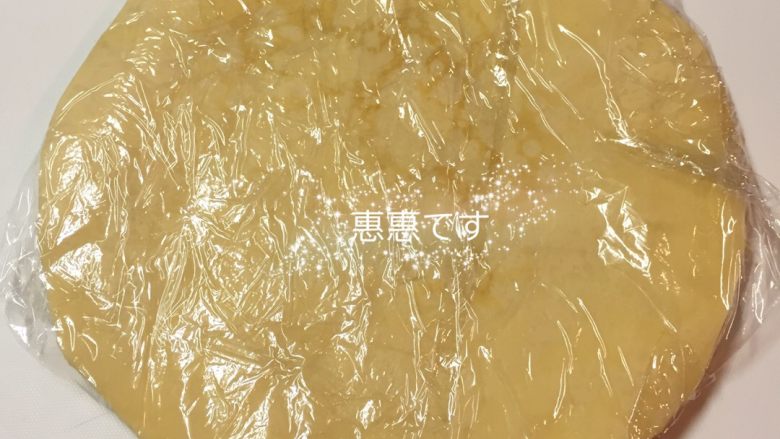 香蕉奶油蛋糕,接下来打奶油，我是用白糖分三次加入，由低速开始打，二次加糖才用中速打差不多多泡了，再低速打 把边沿刮下来看没有大孔提搅拌器尖尖弯钩就可以了，不要打太久会变得干干的