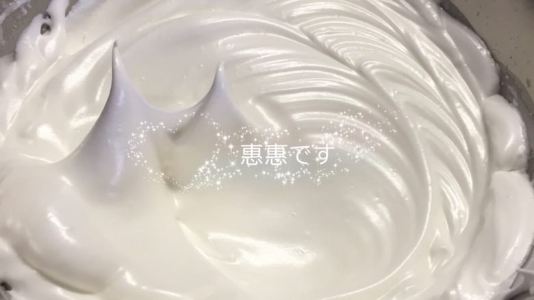 香蕉奶油蛋糕,饼皮、奶油都做好了，现在开始蛋糕叠层步骤