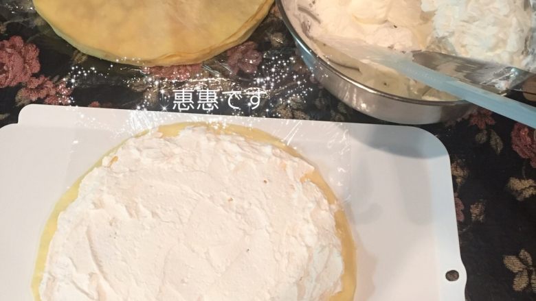 香蕉奶油蛋糕,一层饼皮摆好，涂上奶油轻轻刮平，再盖上饼皮，涂奶油、盖饼皮涂奶油，摆上水果，水果大小匀称的先摆四周在摆中间，再涂一点奶油覆盖水果的空隙（这样做出来才不会凹凸不平）再盖上饼皮。按照这个方法把其余的饼皮、奶油、水果依次叠层，最后一步上面盖上饼皮就不要涂奶油了