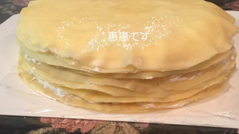 香蕉奶油蛋糕,做好后轻轻的不要用力压因为奶油还未凝固，我们先包一层保鲜膜放入冰箱冷藏4小时以上奶油凝固了再切来吃，奶油凝固后切出来才不会烂烂塌塌的
