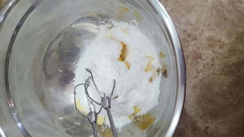 美腻坏了的蔓越莓曲奇饼干,黄油+糖粉打发至蓬松状态,打发后的黄油质地轻盈、颜色变浅、体积变大。