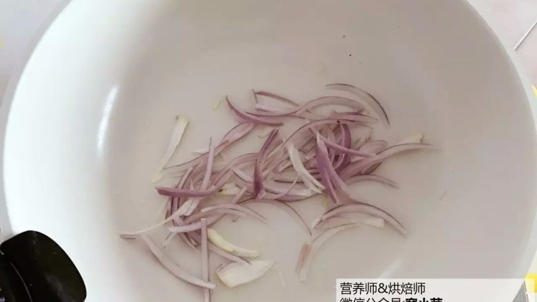 宝宝辅食:南瓜鸡肉豇豆焖饭,热锅,少许油,倒入洋葱,中火翻炒至变透明。