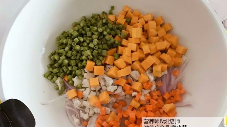 宝宝辅食:南瓜鸡肉豇豆焖饭,加入步骤2中捞出的鸡肉丁,中火翻炒2-3分钟。接着倒入南瓜块、胡萝卜丁和豇豆丁。