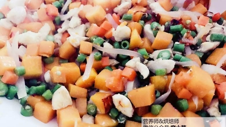 宝宝辅食:南瓜鸡肉豇豆焖饭,翻炒至南瓜变软,小芽中火大概翻炒了5-6分钟左右,此时南瓜表面会有点变金黄,超级香。