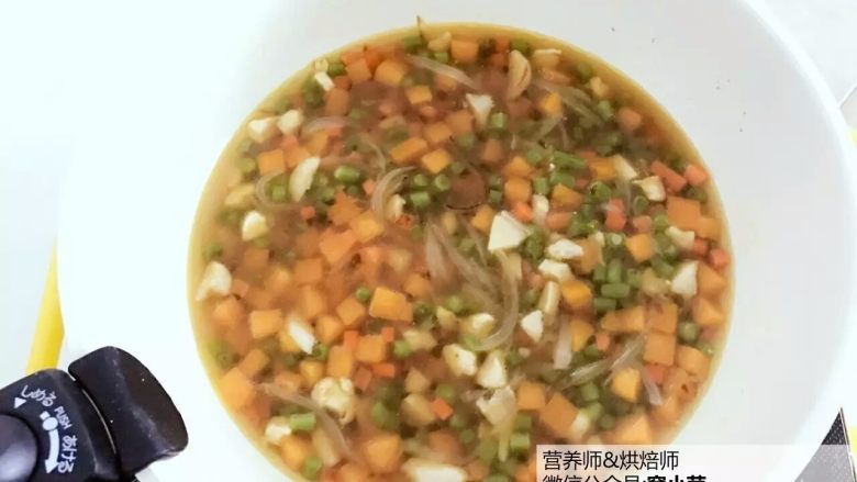 宝宝辅食:南瓜鸡肉豇豆焖饭,倒入300ml水,加盖煮至水开。