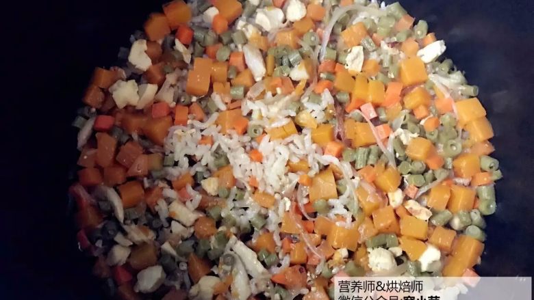 宝宝辅食:南瓜鸡肉豇豆焖饭,煮好,保温5分钟左右再出锅。
》如果水多了,可以多保温焖一段时间,也可以盛出用炒锅收汁。