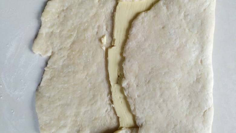 蛋挞,把面团碾开大约1cm厚，<a style='color:red;display:inline-block;' href='/shicai/ 887'><a style='color:red;display:inline-block;' href='/shicai/ 887'>黄油</a></a>室温融化，放到面皮中间像叠被子一样叠起来