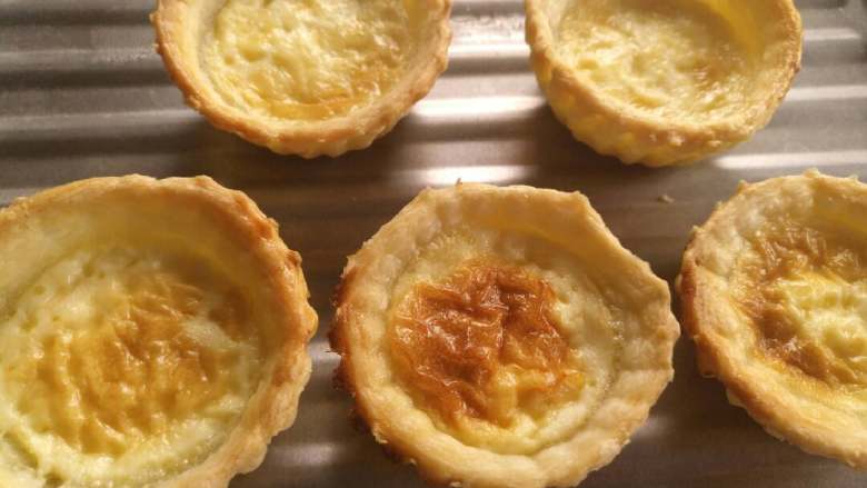 蛋挞,烤箱220度预热，蛋挞皮放到烤盘里，加蛋液8分满。中层，220度，上下火20分钟。时间可根据情况自行调节。出炉开吃~\(≧▽≦)/~