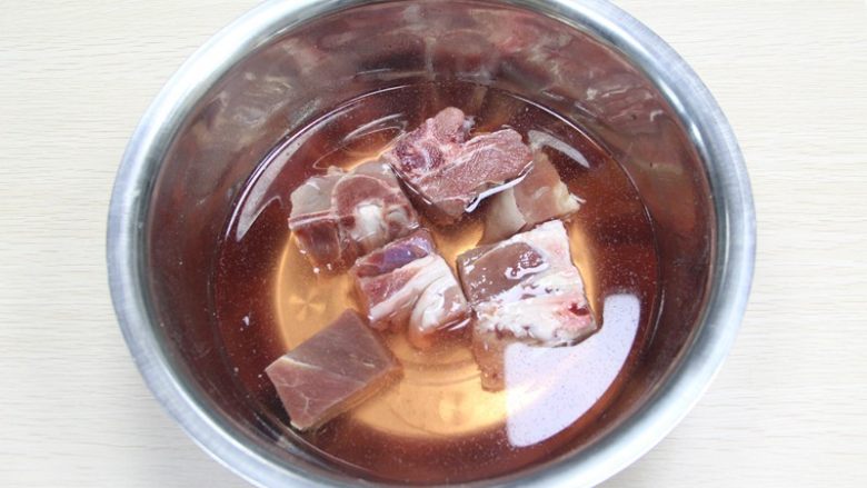 羊肉汤,购买<a style='color:red;display:inline-block;' href='/shicai/ 329'>羊肉</a>最好选有骨头的，洗净后放盐<a style='color:red;display:inline-block;' href='/shicai/ 156925'>水</a>中泡半小时
