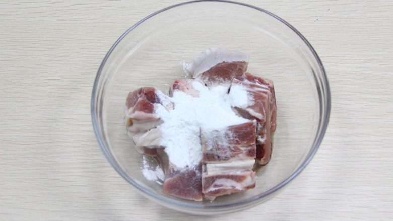 羊肉汤,捞出沥干水分后再放入适量的<a style='color:red;display:inline-block;' href='/shicai/ 512'>玉米淀粉</a>跟一勺<a style='color:red;display:inline-block;' href='/shicai/ 718'>料酒</a>，腌制10分钟

