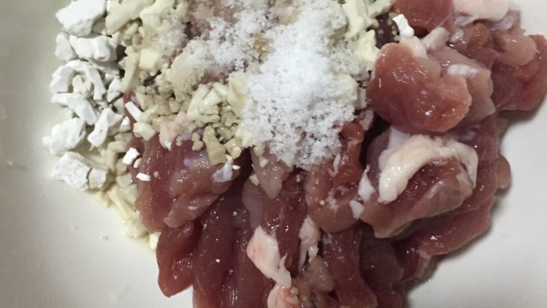 酸菜肉丝米线,<a style='color:red;display:inline-block;' href='/shicai/ 414'>猪肉</a>切丝，放入<a style='color:red;display:inline-block;' href='/shicai/ 718'>料酒</a>、盐、淀粉、水抓匀腌制一会儿
