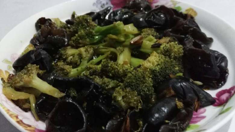 西兰花炒木耳,为了让看看美观,我简单做个调整