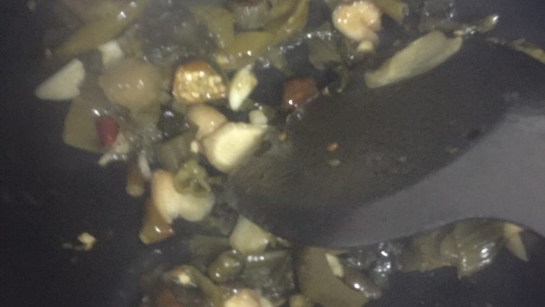 酸菜肉丝米线,热锅倒油加热至九成熟先炒熟猪肉丝，捞出肉丝留一些余油放入备好的泡姜、泡辣椒、蒜、<a style='color:red;display:inline-block;' href='/shicai/ 700'>花椒</a>炒香，混合炒好的猪肉丝备用。
