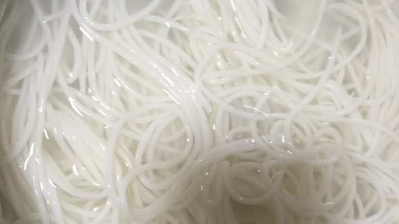 酸菜肉丝米线,用开水泡发<a style='color:red;display:inline-block;' href='/shicai/ 3650'>米线</a>