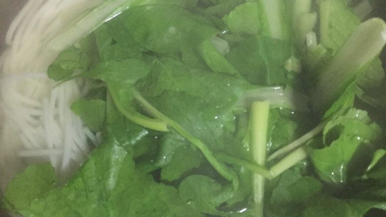 酸菜肉丝米线,锅烧开水放入青菜煮熟，再放入泡发好的米线烫1-2分钟捞起即可