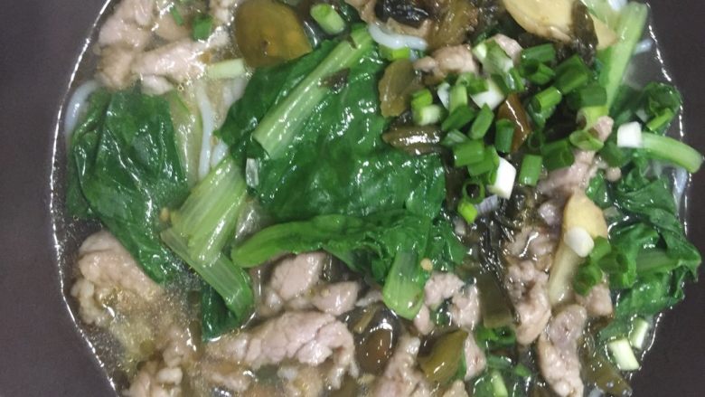 酸菜肉丝米线,起锅后放入炒好的<a style='color:red;display:inline-block;' href='/shicai/ 3361'>酸菜</a>猪肉丝，洒上葱花就可以享用啦