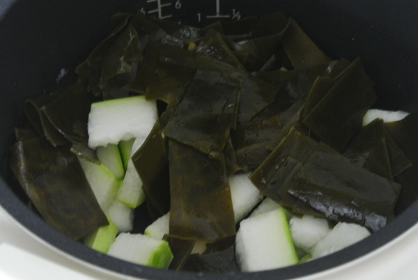 祛湿汤——冬瓜海带汤,所有材料一起放入电饭锅,加水和少量的油。