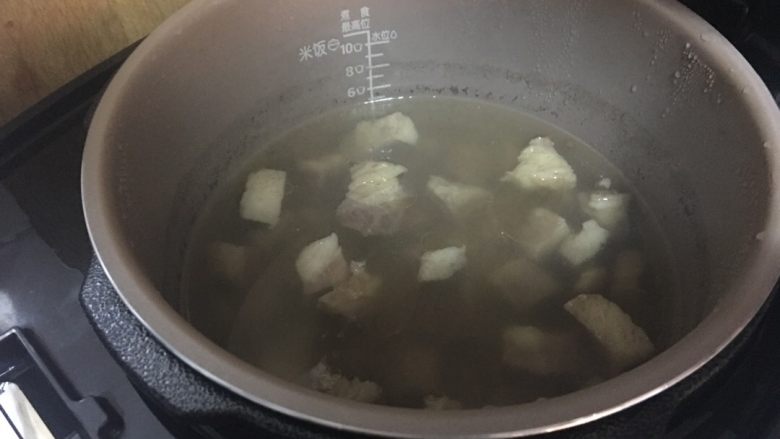 「吃货久久」用牛肉高汤做出来的少油番茄牛腩,半小时后做好了