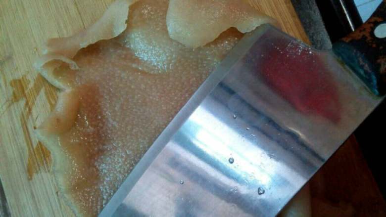 水晶蛋皮肉冻,把上面油刮干净