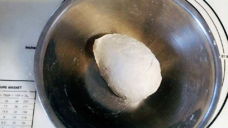 黑眼豆豆面包,中种面团材料混合揉成团,冷藏发酵一夜。