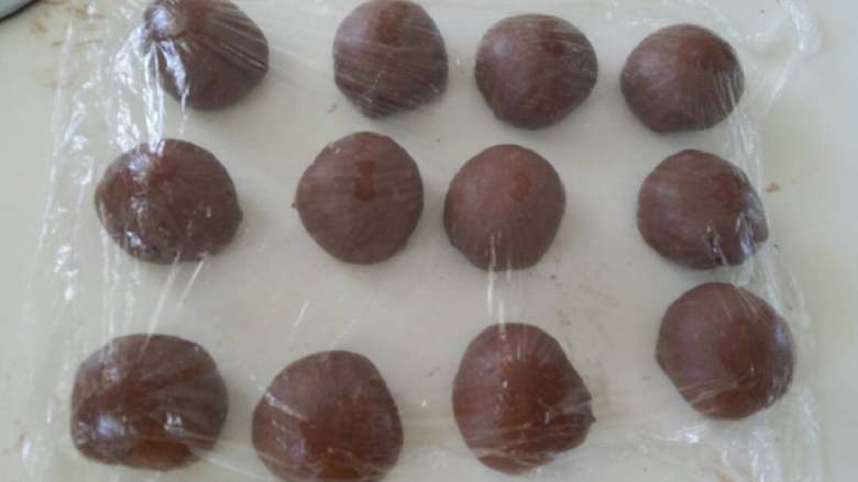 黑眼豆豆面包,分成12个面团,滚圆后盖膜松弛15分钟。