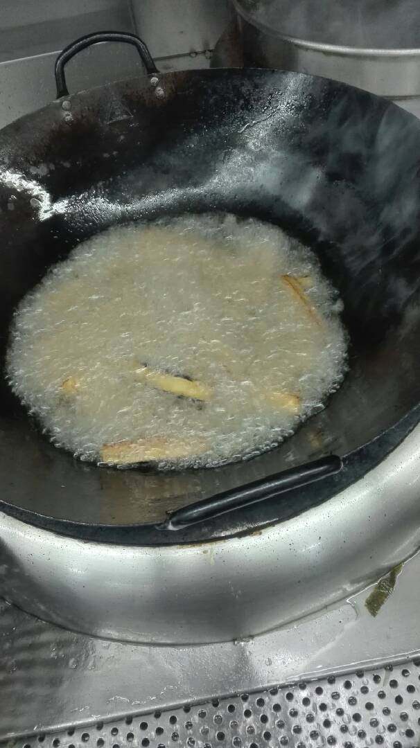 咸鱼茄子煲,茄子切条,用油炸金黄色捞出,沸水。
肉末咸鱼煎熟,加蚝油加水,味精糖生抽焖熟。