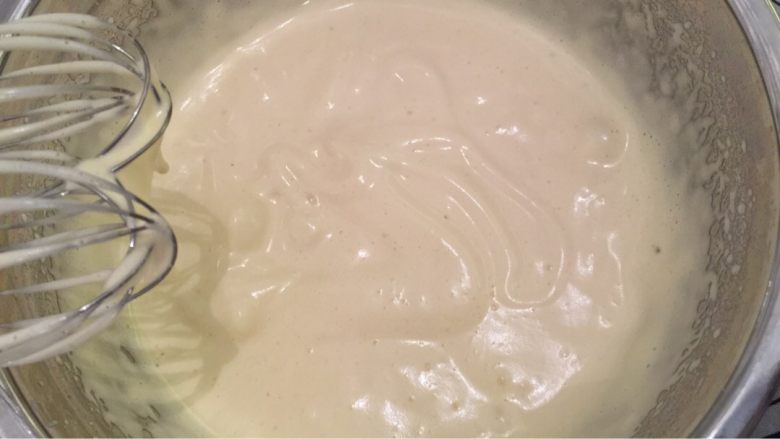 海绵杯子蛋糕,鸡蛋液用电动打蛋器中速打发12-15分钟,至滴落蛋液不轻易消失