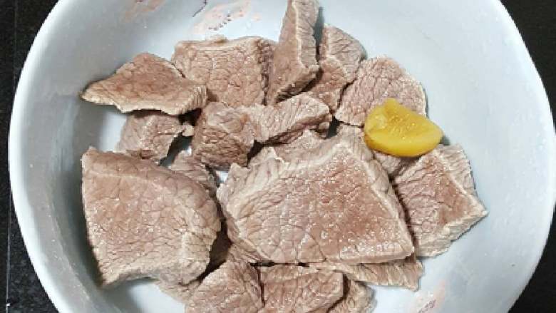 牛肉松,锅里放入清水牛肉生姜,水开撇去浮末,倒出牛肉洗一下