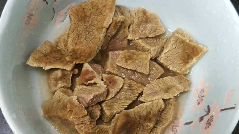 牛肉松,不要加水,放锅里隔水炖烂,我用电饭煲炖了90分钟左右