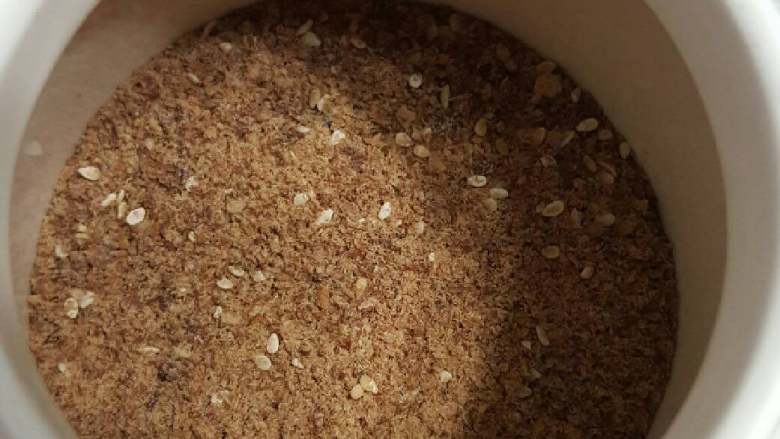 牛肉松,最后再放入料理机打一下,放人炒锅中炒一下,放凉装容器里密封