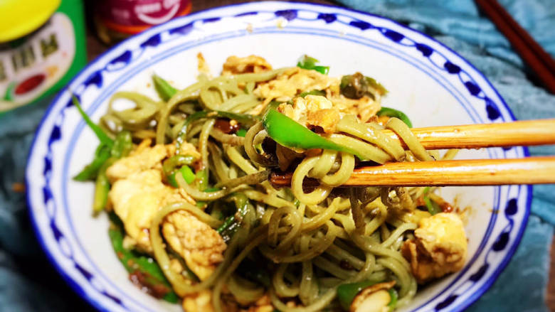青椒鸡蛋拌海带面,拌匀,即可食用