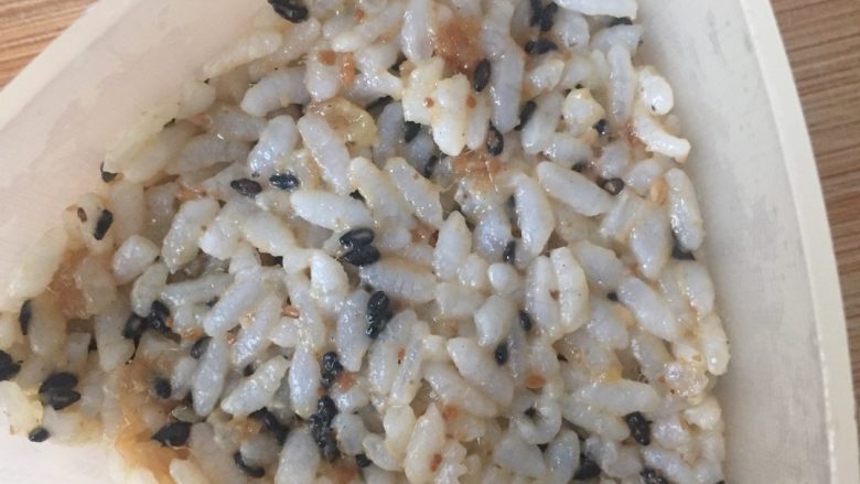 三角饭,将肉松  沙拉酱  芝麻与米饭均匀拌好  拌好的米饭放进三角饭模具里放到一半的位置然后将<a style='color:red;display:inline-block;' href='/shicai/ 3508'>卷心菜</a> 三文鱼放进去铺好