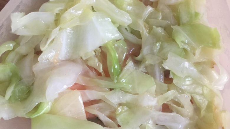 三角饭,这是铺了一层菜和三文鱼肉