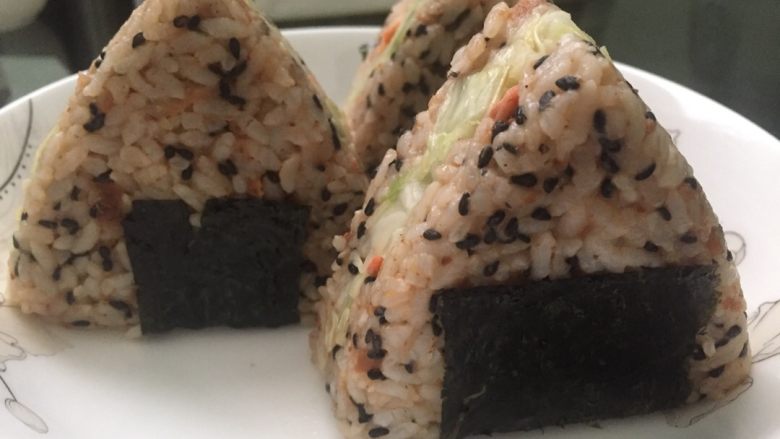 三角饭,这就成了米饭中夹心的鱼肉和蔬菜