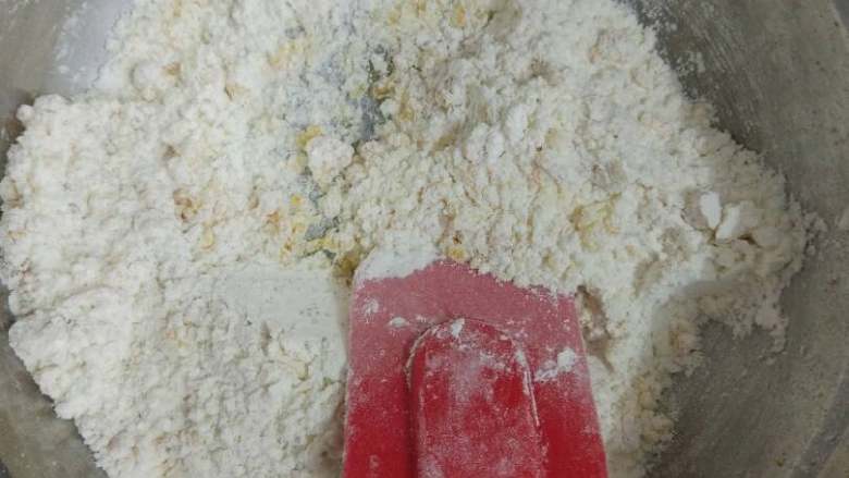 香橙玛德琳,过筛的面粉加入到1步骤中,用刮刀搅拌均匀