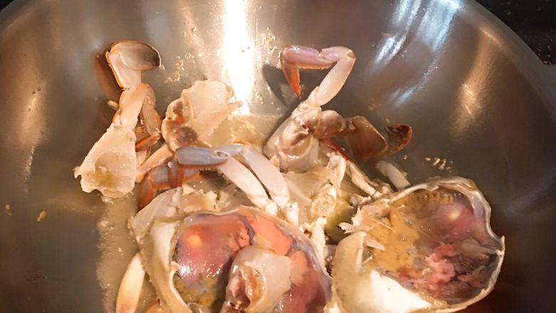 白蟹(梭子蟹)豆腐汤,倒入螃蟹 翻炒均匀 蟹壳变红即可
