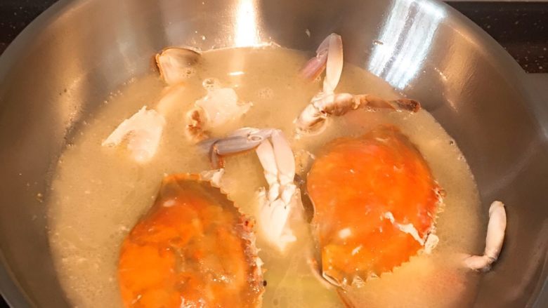 白蟹(梭子蟹)豆腐汤,倒入热水(切记是热水 这样汤汁色泽好 白白的感觉)再放入葱白