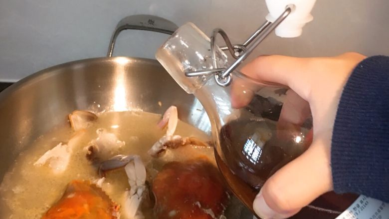白蟹(梭子蟹)豆腐汤,盖上锅盖焖煮几分钟后 倒入料酒 少许即可