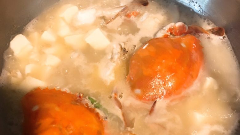 白蟹(梭子蟹)豆腐汤,放入料酒后 焖煮2分钟 再放入<a style='color:red;display:inline-block;' href='/shicai/ 465'>豆腐</a> 继续焖煮4分钟左右 放入盐调味(个人不建议放味精 对身体不好 且此道菜本身就很鲜美)