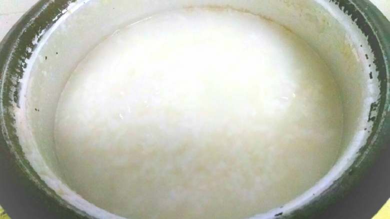 猪肝瘦肉粥,<a style='color:red;display:inline-block;' href='/shicai/ 492'>大米</a>提前洗好泡上半个小时再煮