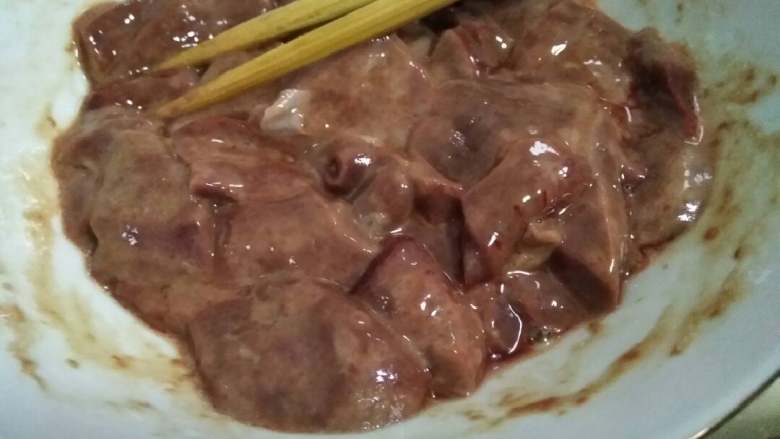 猪肝瘦肉粥,<a style='color:red;display:inline-block;' href='/shicai/ 419'>猪肝</a>放碗里用水泡十分钟左右再洗干净再切，切厚块一点，这样吃起来粉一点，再加上盐腌制好，<a style='color:red;display:inline-block;' href='/shicai/ 429'>瘦肉</a>洗干净斜刀切薄片，再用盐，生粉，<a style='color:red;display:inline-block;' href='/shicai/ 788'>生抽</a>搅拌均匀腌制好。