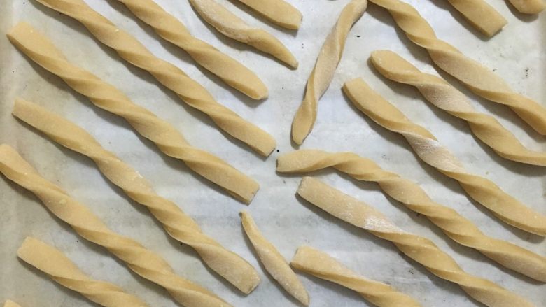 宝宝磨牙棒,用擀面杖擀成0.5cm左右的面片,用刀切好后,用手拧一下