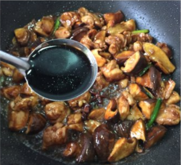 香菇蒸滑鸡,待鸡肉变色后,加入一勺香醋,翻炒均匀出锅。